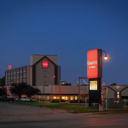 Hotel Ramada By Wyndham Cedar Rapids Extérieur photo