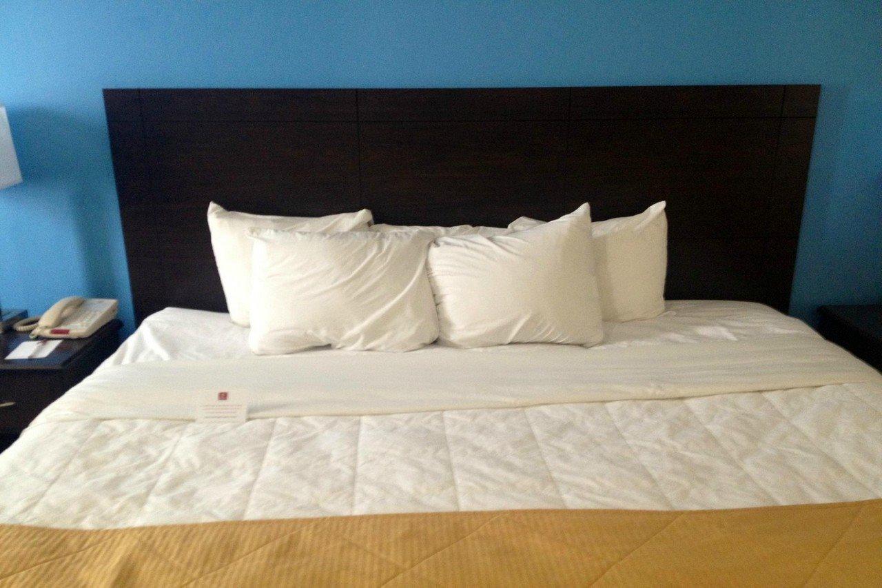 Hotel Ramada By Wyndham Cedar Rapids Extérieur photo