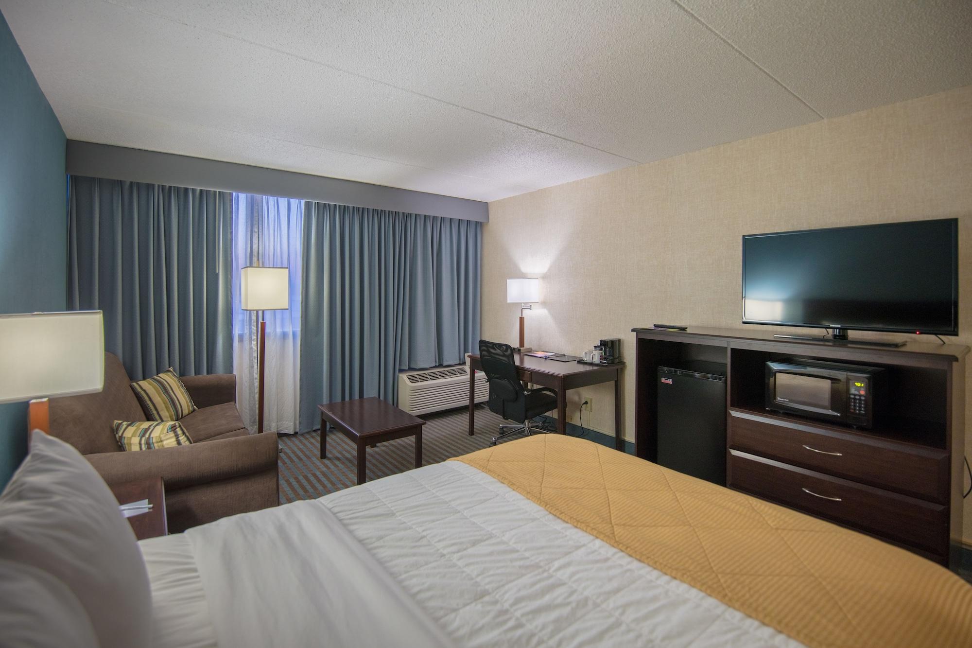 Hotel Ramada By Wyndham Cedar Rapids Extérieur photo