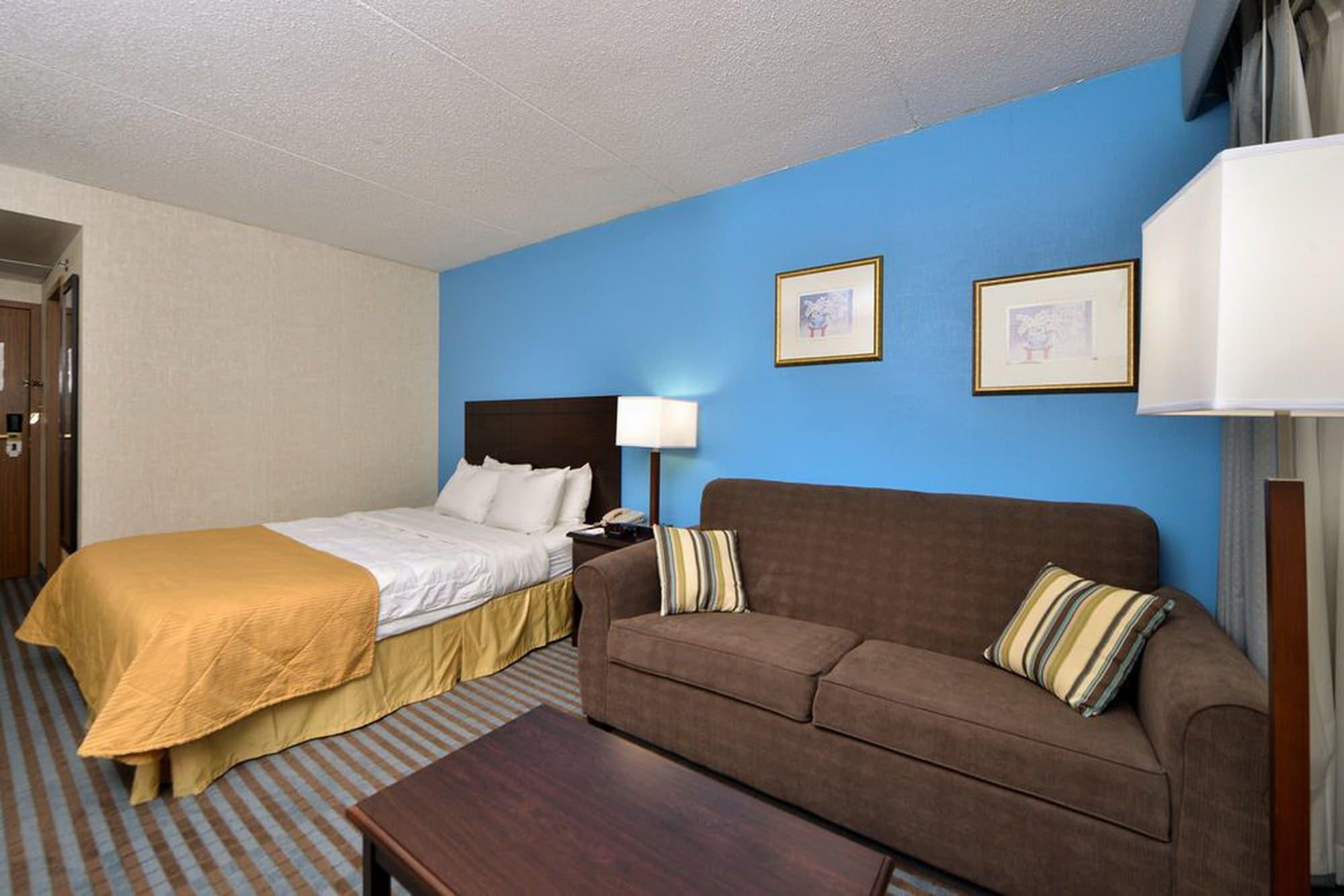 Hotel Ramada By Wyndham Cedar Rapids Extérieur photo