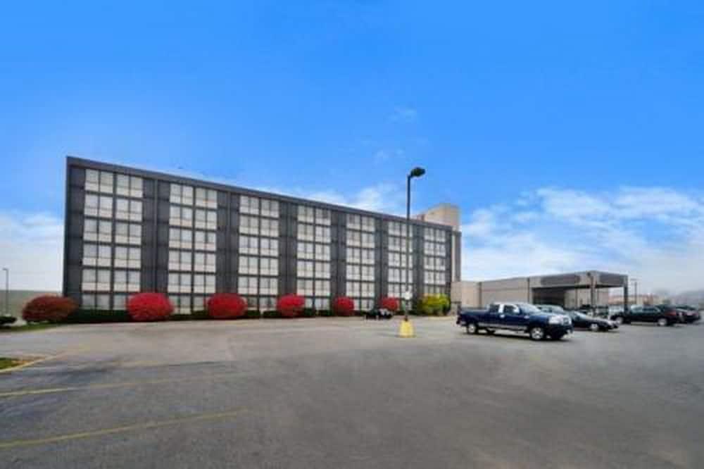 Hotel Ramada By Wyndham Cedar Rapids Extérieur photo