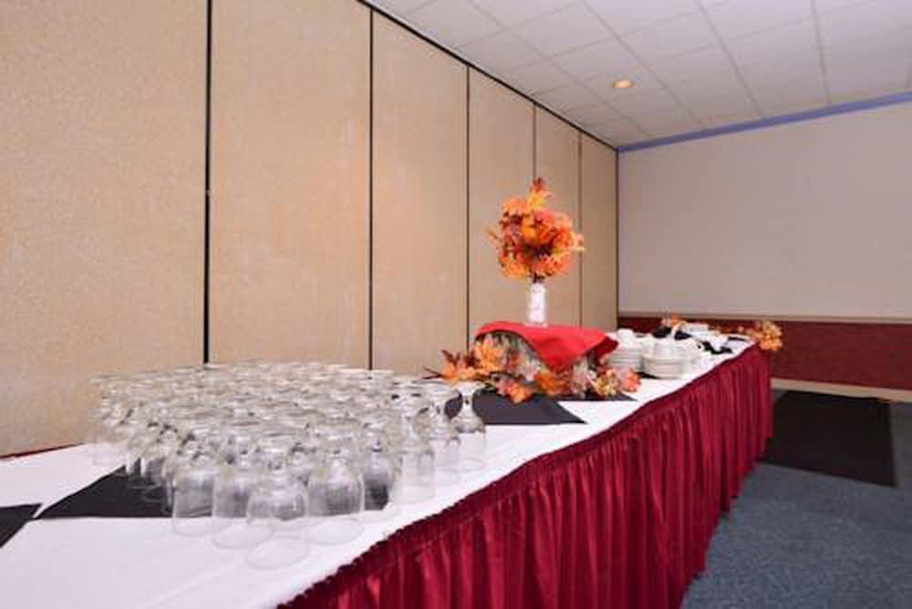 Hotel Ramada By Wyndham Cedar Rapids Extérieur photo