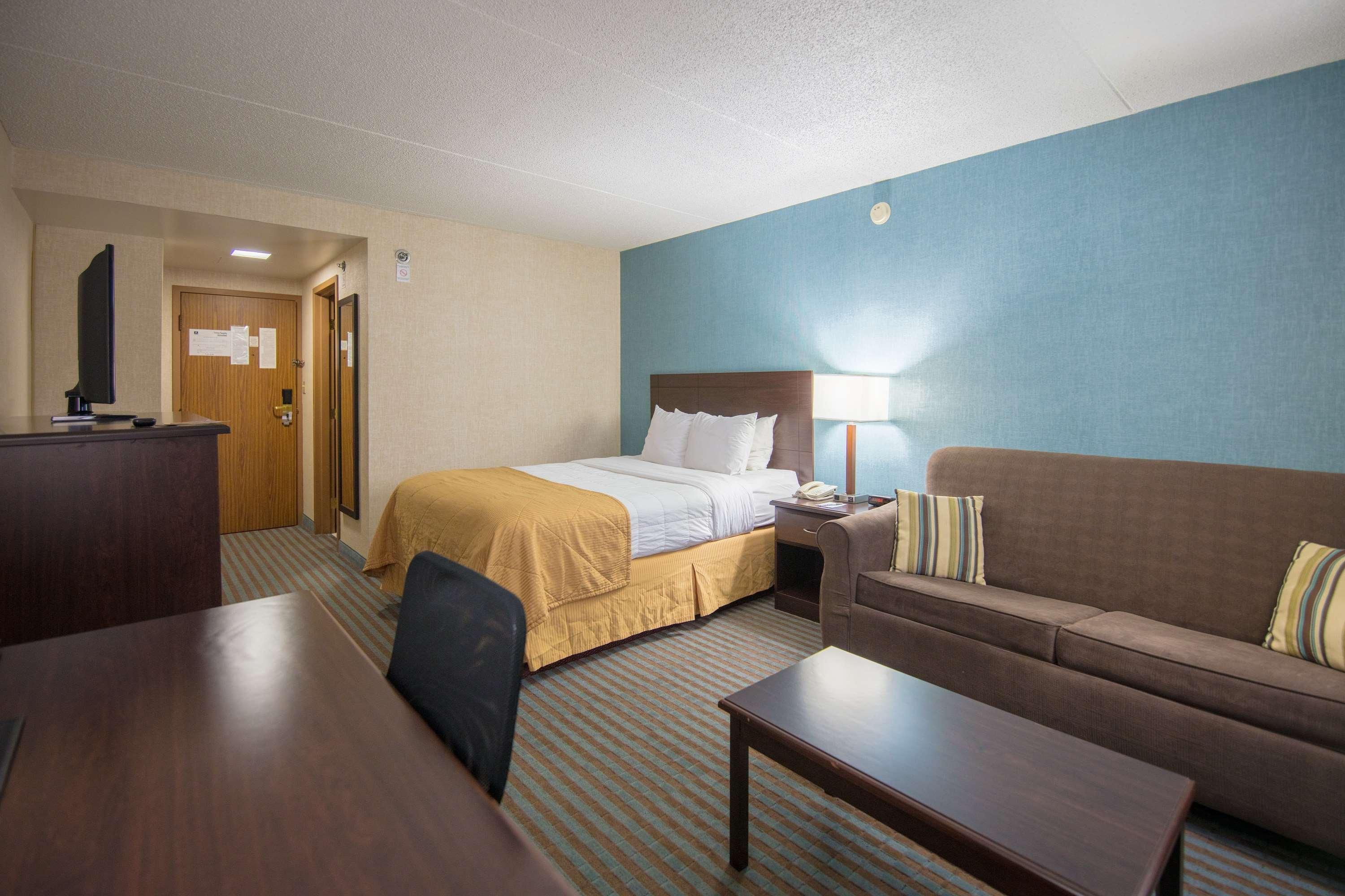 Hotel Ramada By Wyndham Cedar Rapids Extérieur photo