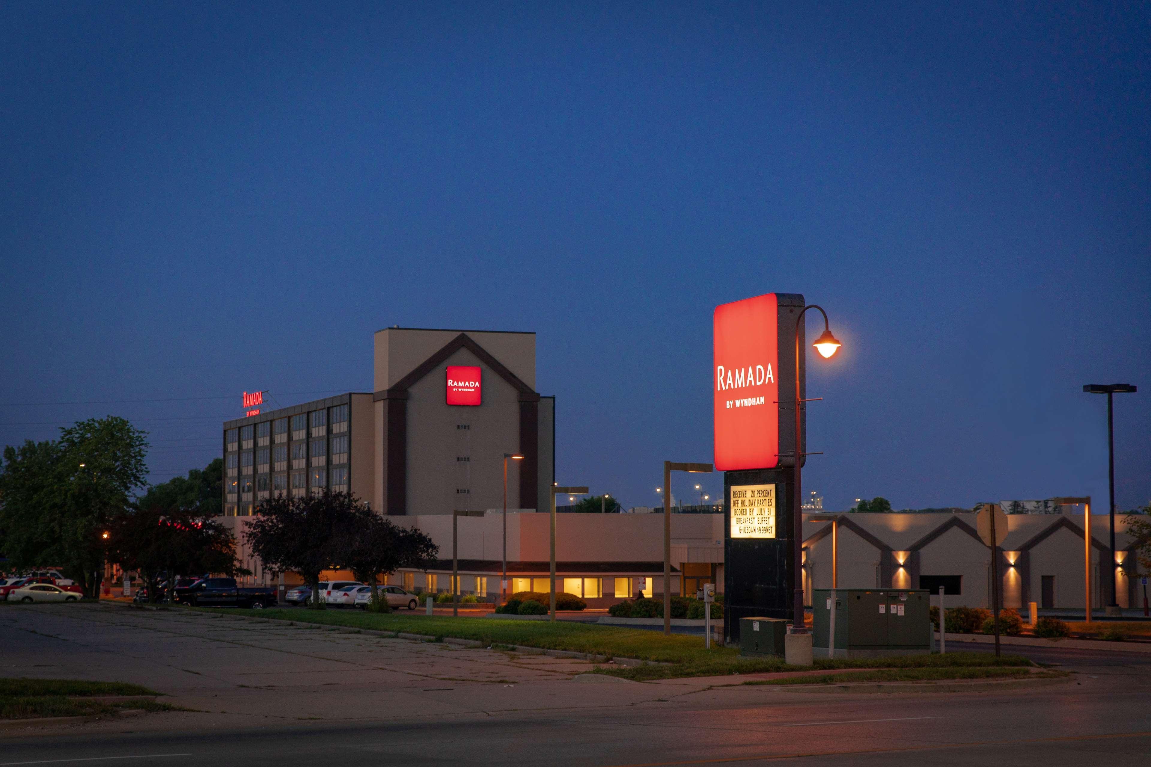 Hotel Ramada By Wyndham Cedar Rapids Extérieur photo