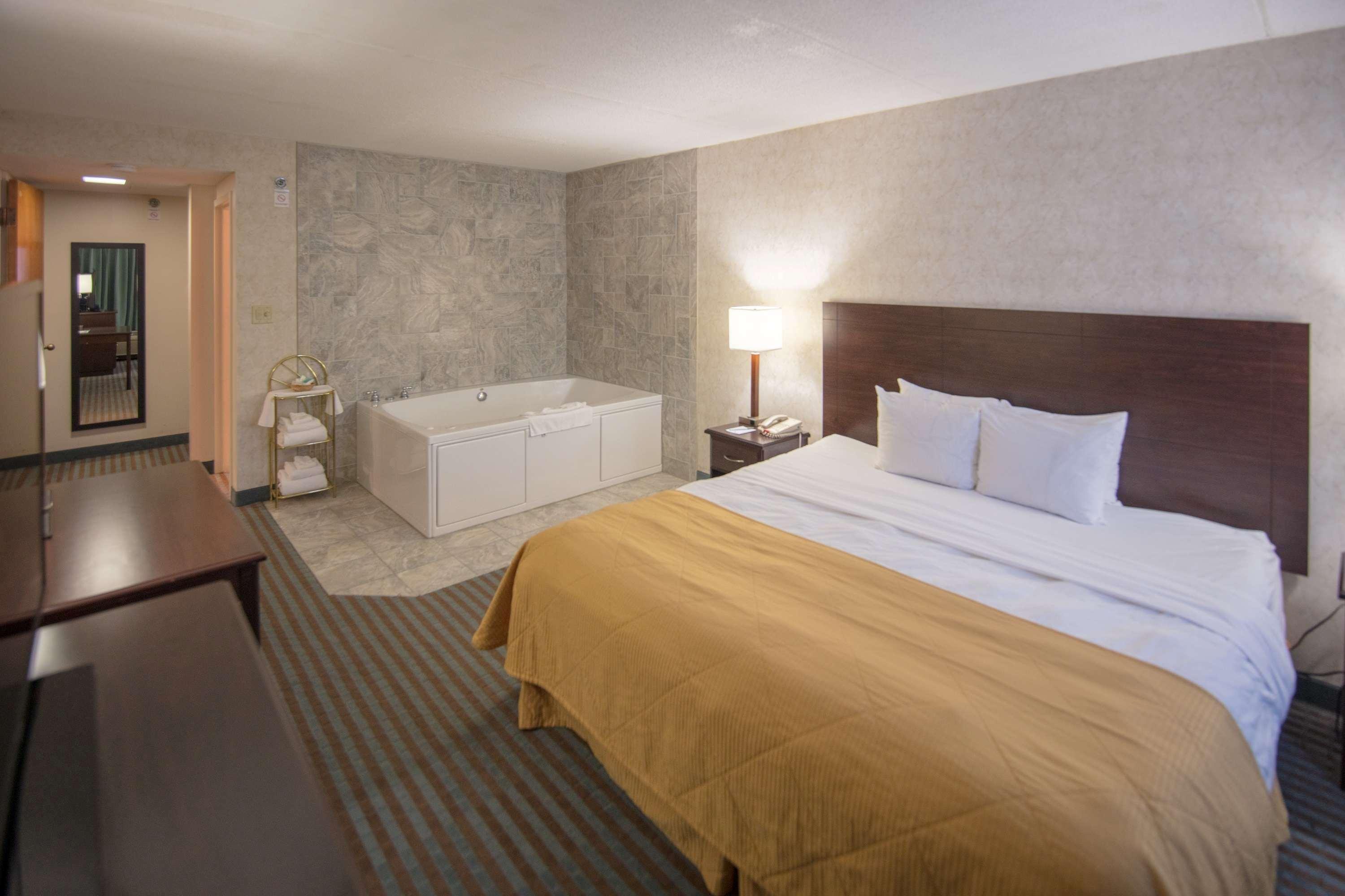 Hotel Ramada By Wyndham Cedar Rapids Extérieur photo