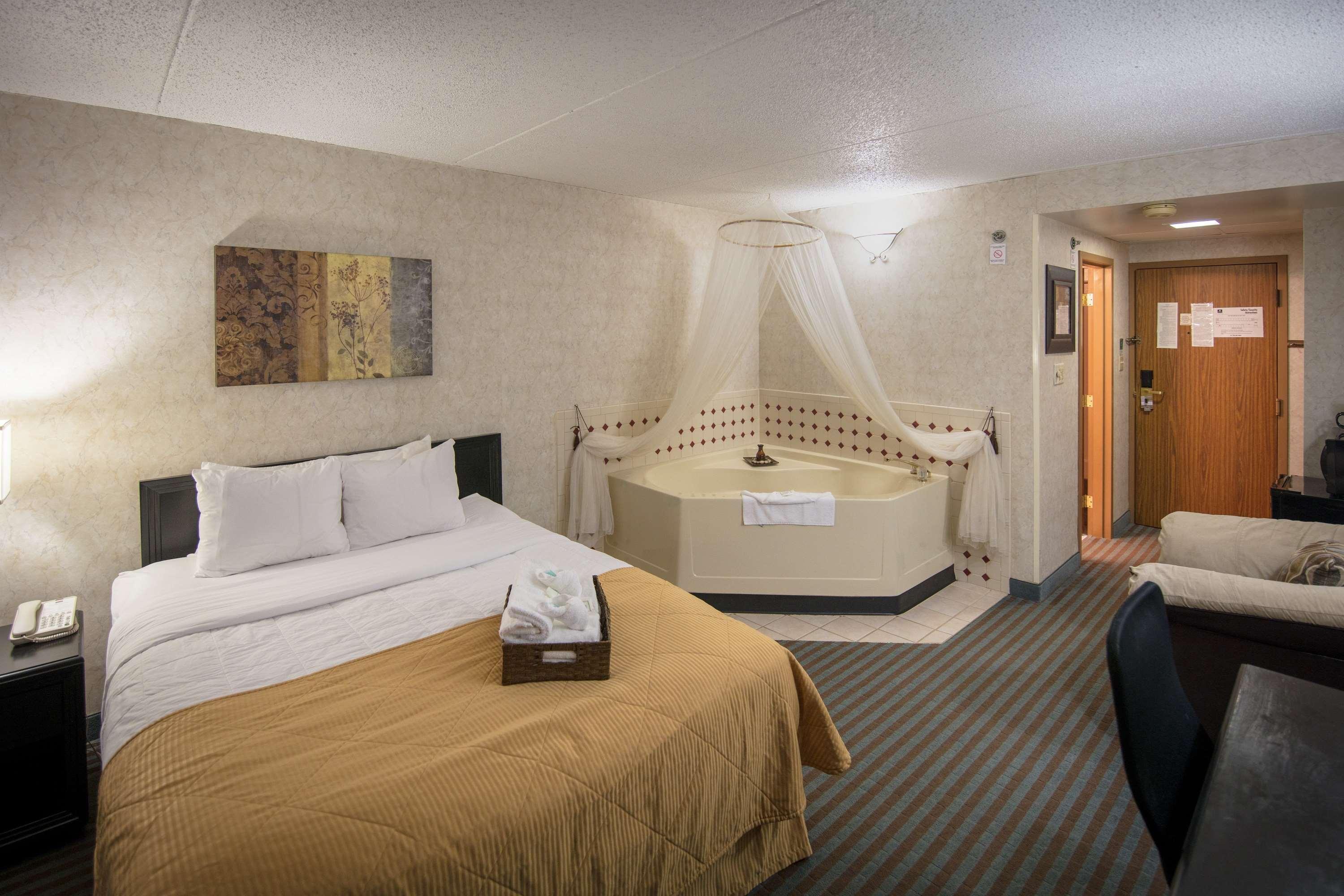 Hotel Ramada By Wyndham Cedar Rapids Extérieur photo