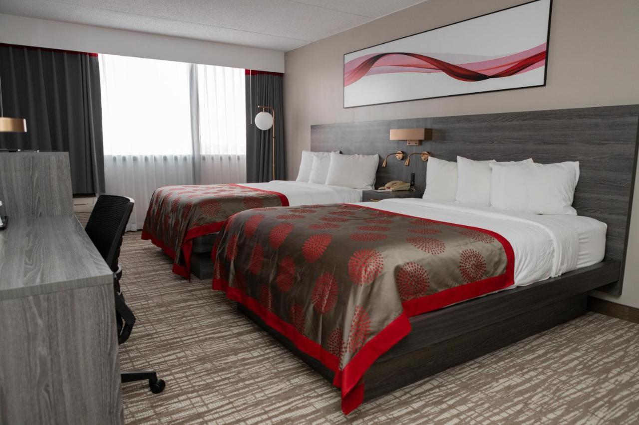 Hotel Ramada By Wyndham Cedar Rapids Extérieur photo