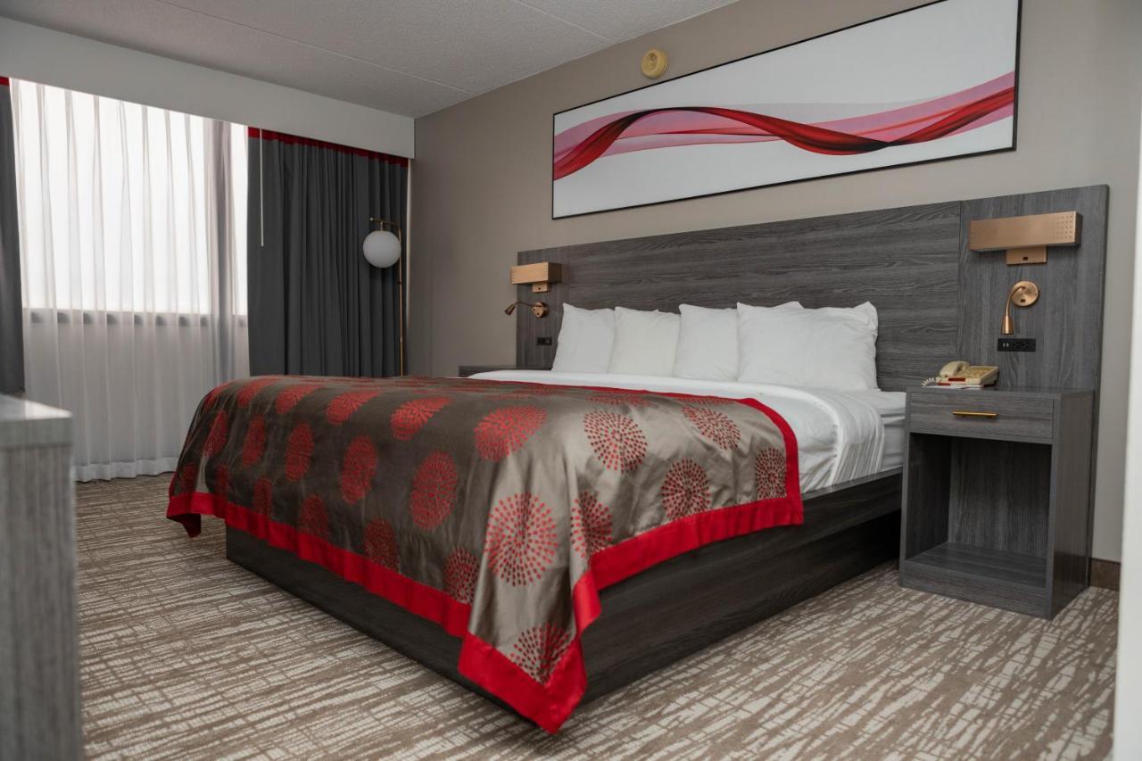 Hotel Ramada By Wyndham Cedar Rapids Extérieur photo