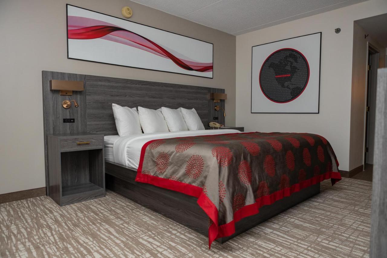 Hotel Ramada By Wyndham Cedar Rapids Extérieur photo