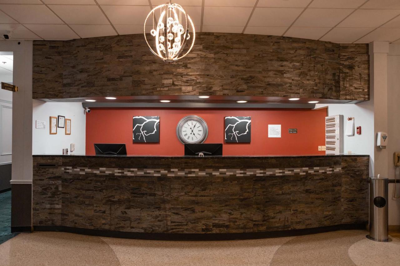 Hotel Ramada By Wyndham Cedar Rapids Extérieur photo