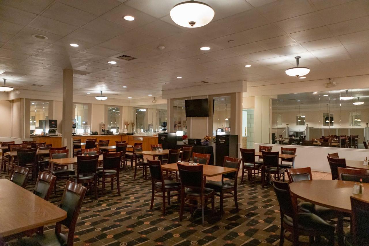 Hotel Ramada By Wyndham Cedar Rapids Extérieur photo