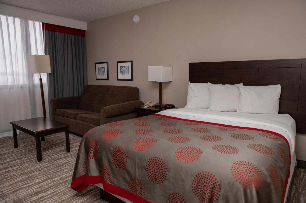 Hotel Ramada By Wyndham Cedar Rapids Extérieur photo