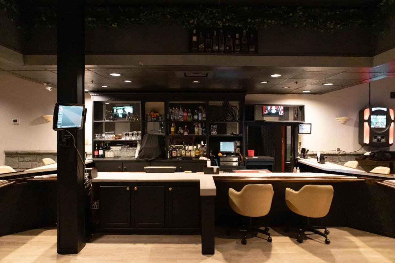 Hotel Ramada By Wyndham Cedar Rapids Extérieur photo