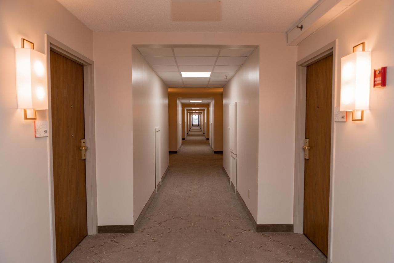 Hotel Ramada By Wyndham Cedar Rapids Extérieur photo
