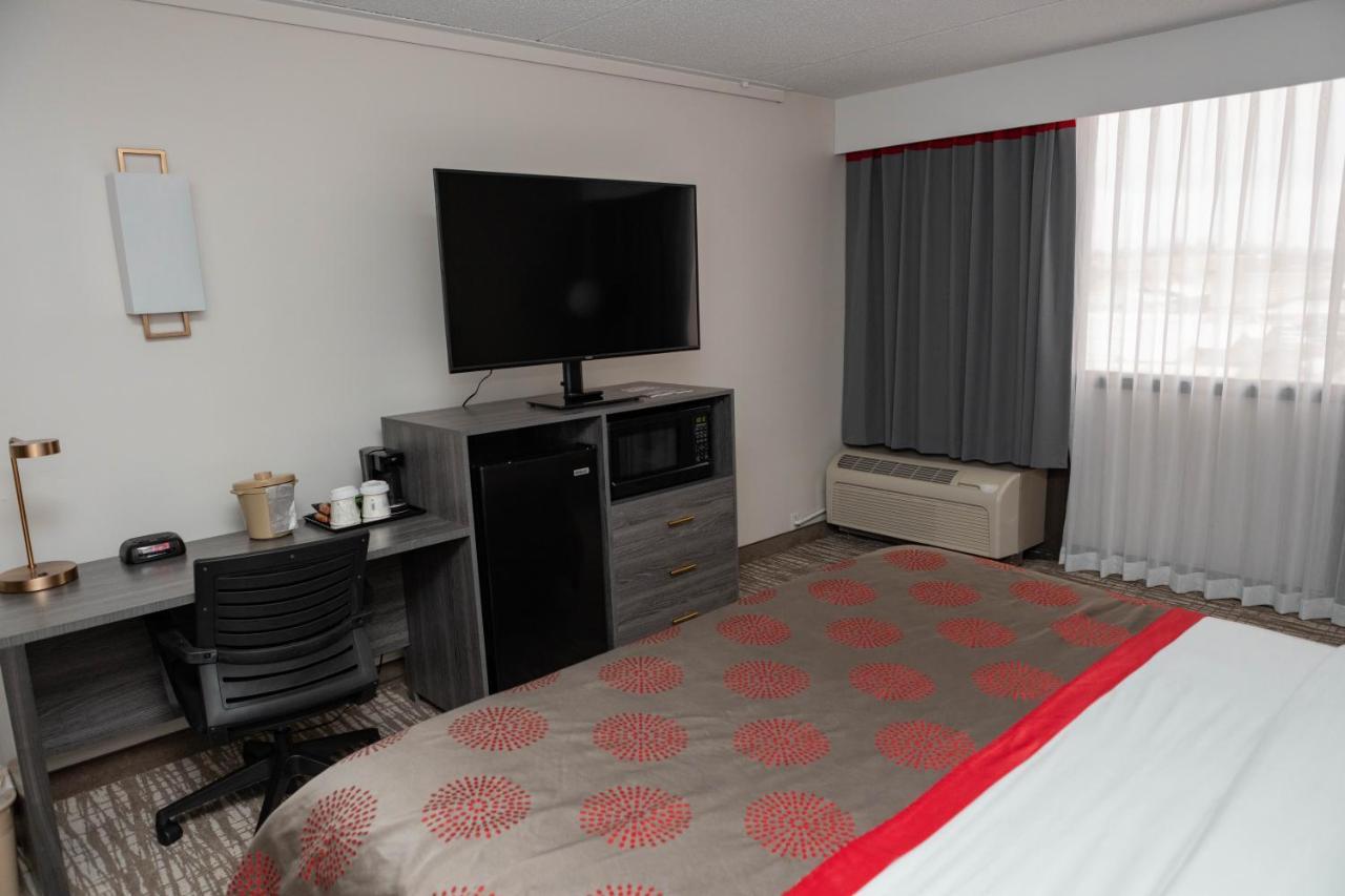 Hotel Ramada By Wyndham Cedar Rapids Extérieur photo
