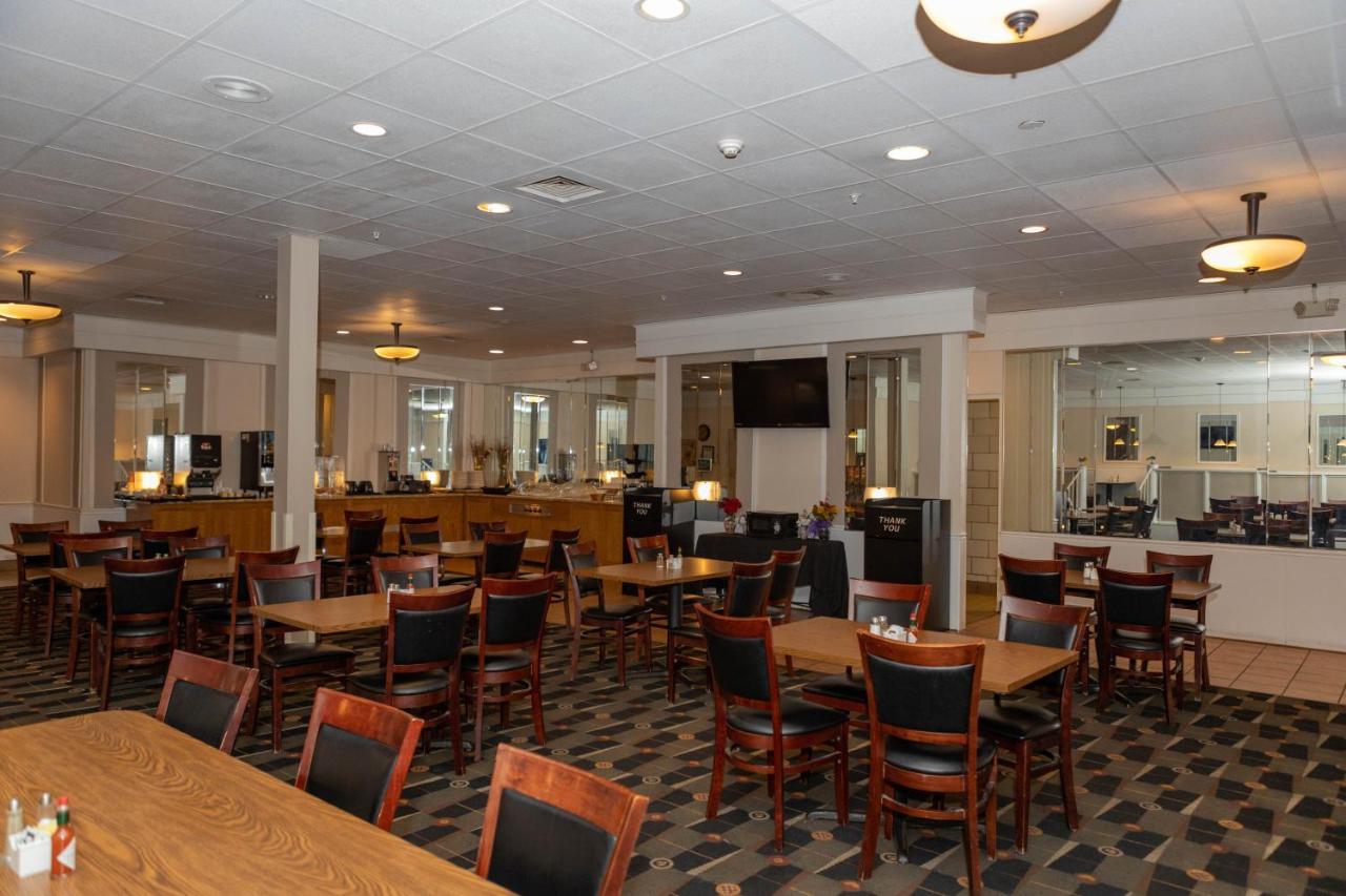 Hotel Ramada By Wyndham Cedar Rapids Extérieur photo
