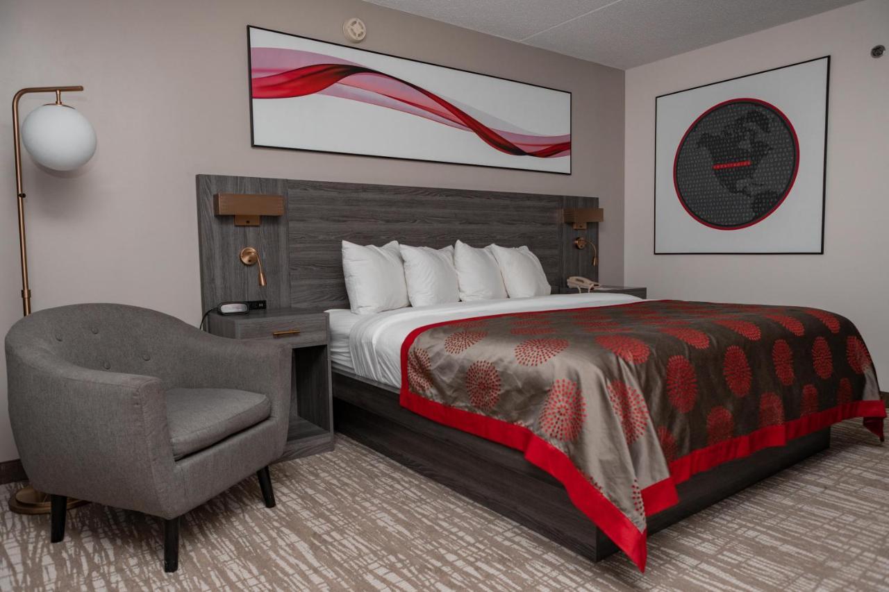 Hotel Ramada By Wyndham Cedar Rapids Extérieur photo