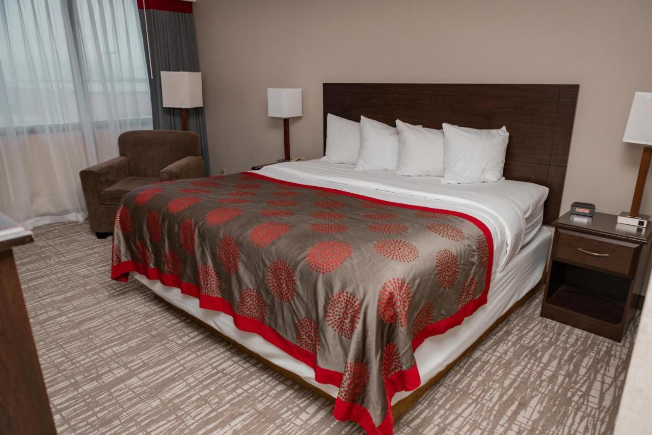 Hotel Ramada By Wyndham Cedar Rapids Extérieur photo