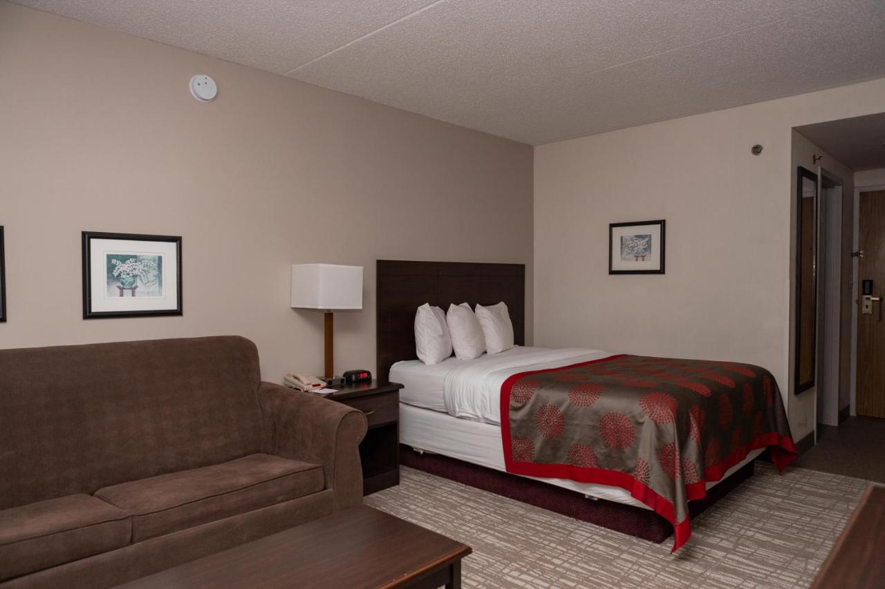 Hotel Ramada By Wyndham Cedar Rapids Extérieur photo