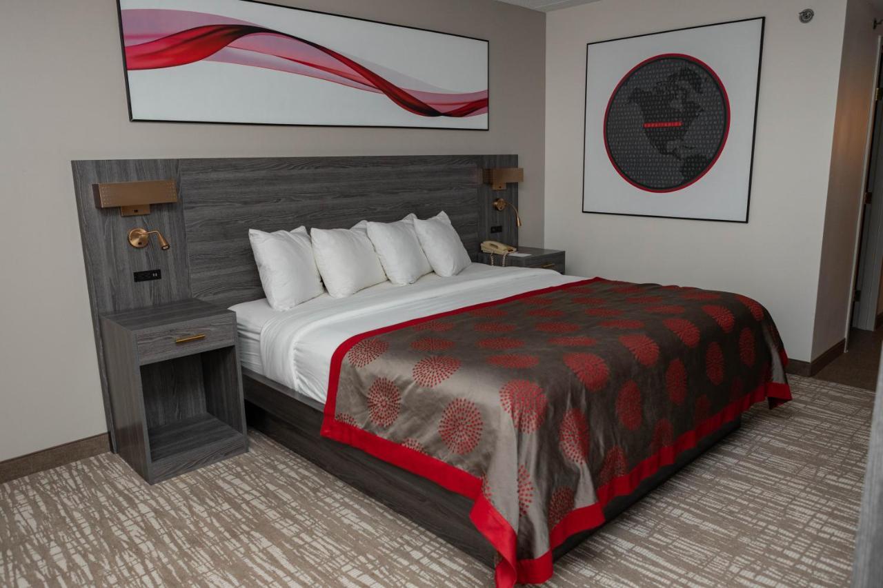 Hotel Ramada By Wyndham Cedar Rapids Extérieur photo
