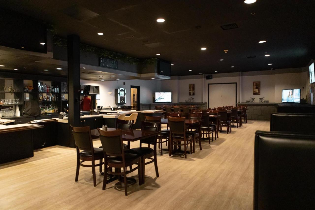 Hotel Ramada By Wyndham Cedar Rapids Extérieur photo