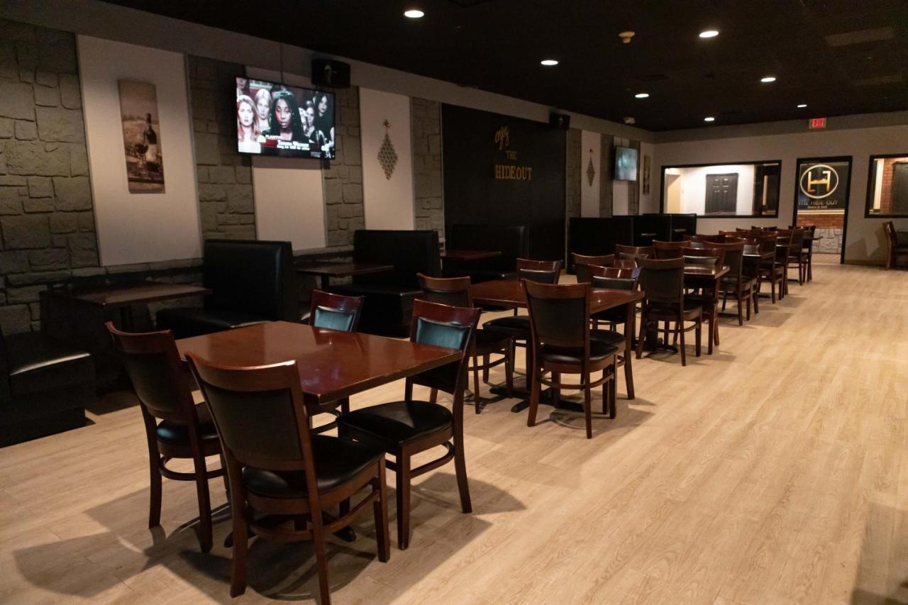 Hotel Ramada By Wyndham Cedar Rapids Extérieur photo