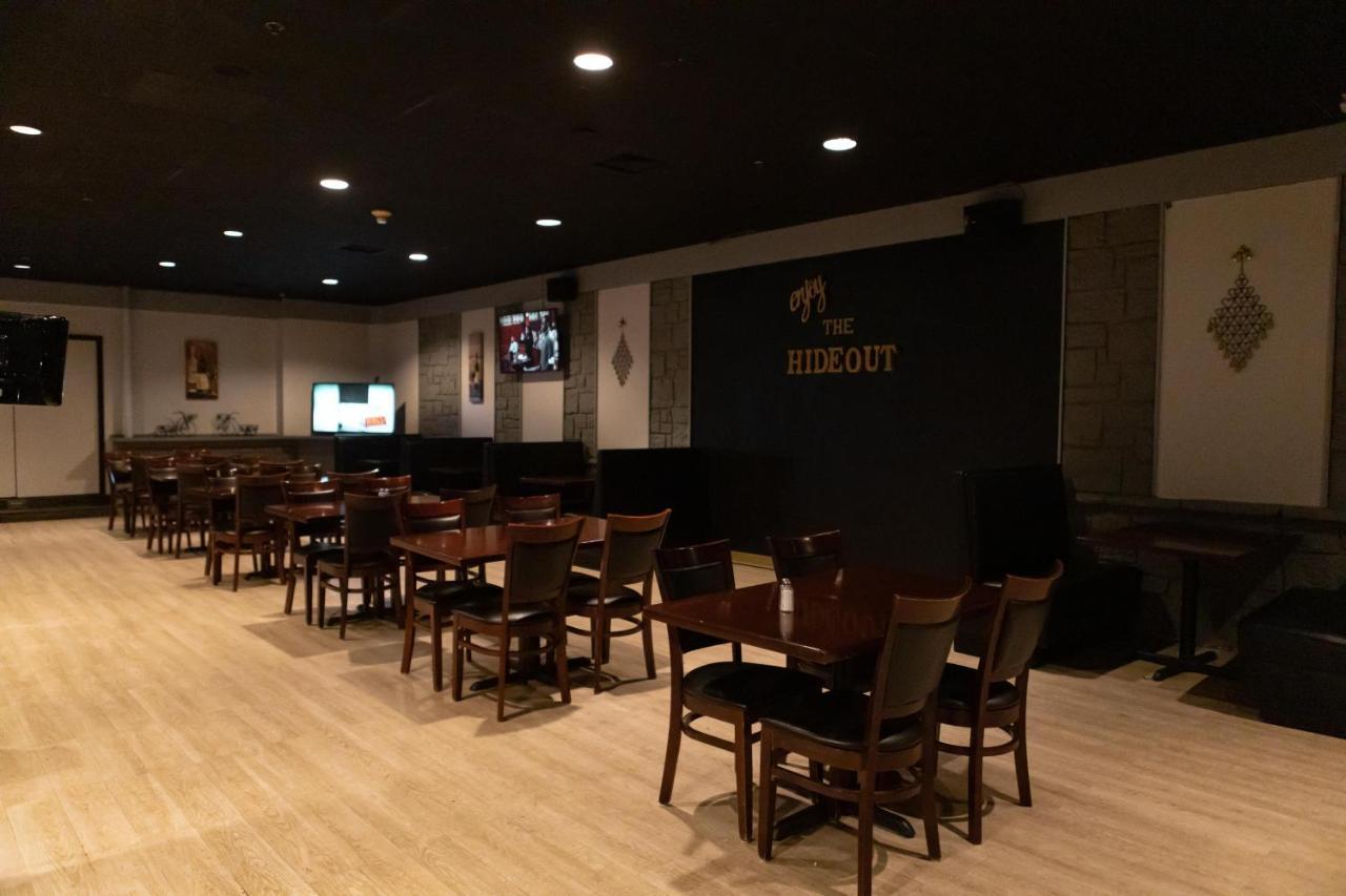 Hotel Ramada By Wyndham Cedar Rapids Extérieur photo