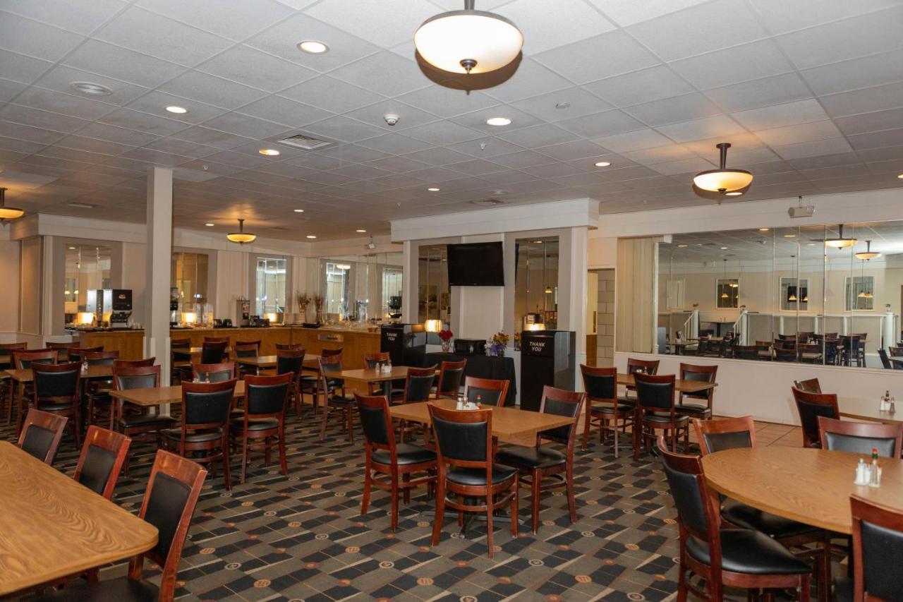 Hotel Ramada By Wyndham Cedar Rapids Extérieur photo