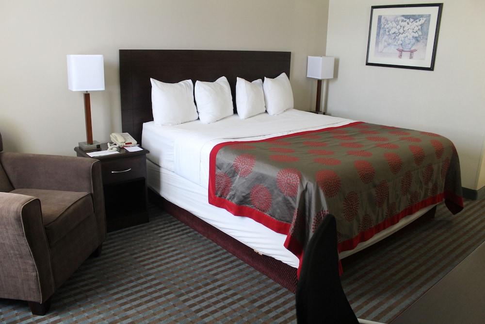 Hotel Ramada By Wyndham Cedar Rapids Extérieur photo