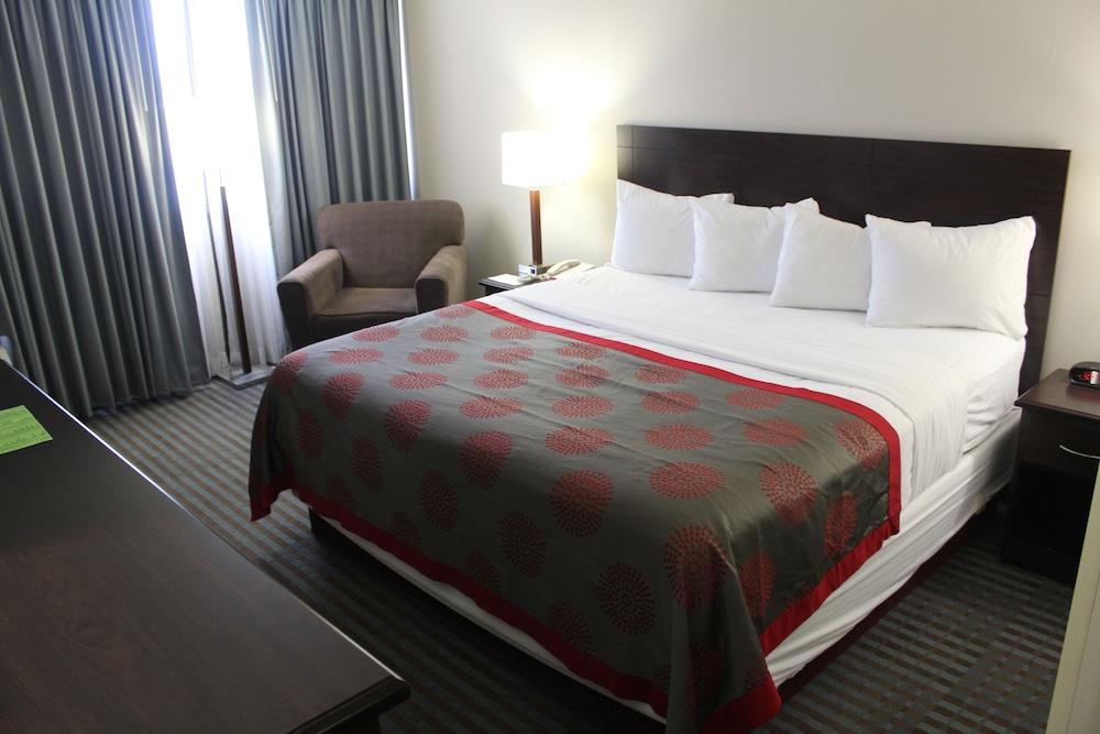 Hotel Ramada By Wyndham Cedar Rapids Extérieur photo