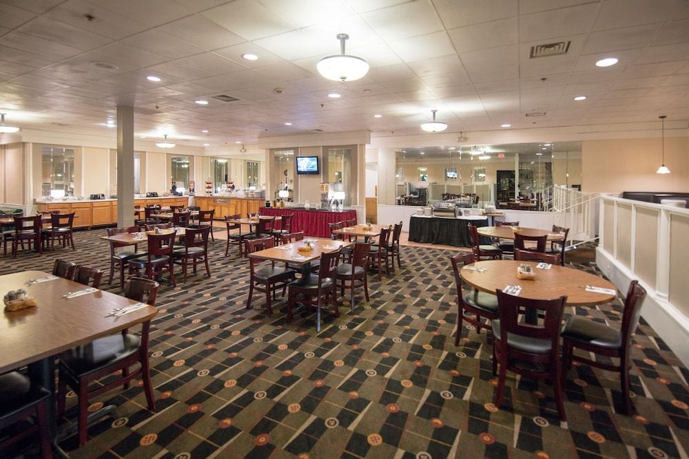 Hotel Ramada By Wyndham Cedar Rapids Extérieur photo