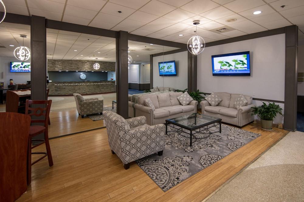 Hotel Ramada By Wyndham Cedar Rapids Extérieur photo