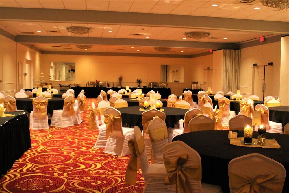 Hotel Ramada By Wyndham Cedar Rapids Extérieur photo
