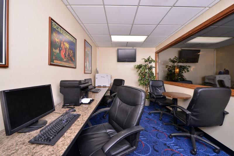 Hotel Ramada By Wyndham Cedar Rapids Extérieur photo