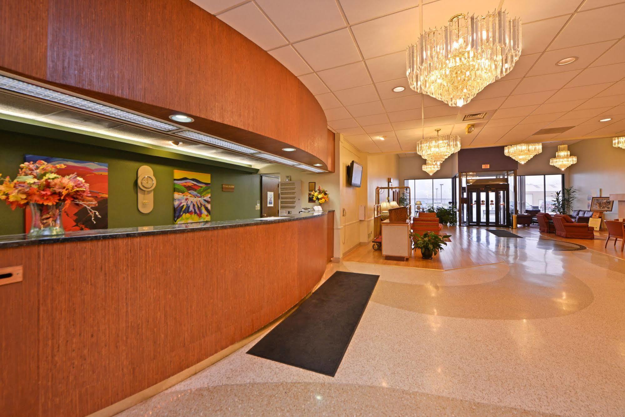 Hotel Ramada By Wyndham Cedar Rapids Extérieur photo