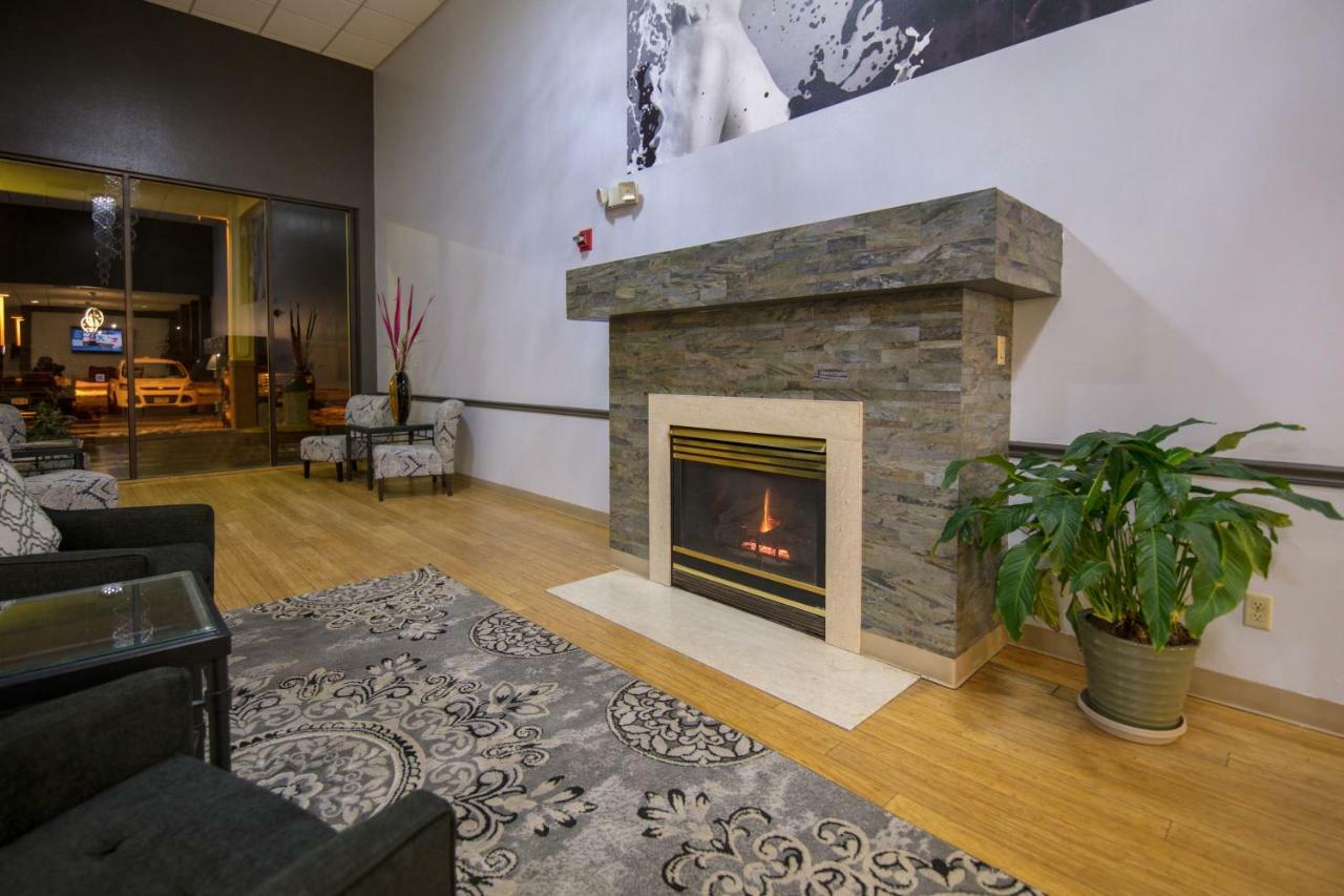 Hotel Ramada By Wyndham Cedar Rapids Extérieur photo